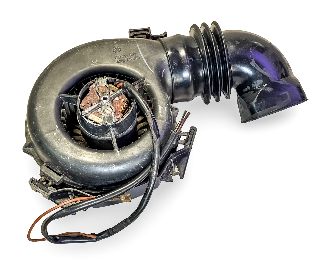 PRE OWNED GENUINE OEM GERMAN VOLKSWAGEN FRESH AIR BLOWER MOTOR ASSEMBLY W/ OEM RUBBER NECK CONNECTOR DEFROSTER BOOT ELBOW - 1972-79 VW 1303 SUPER BEETLE 133819021 133819513